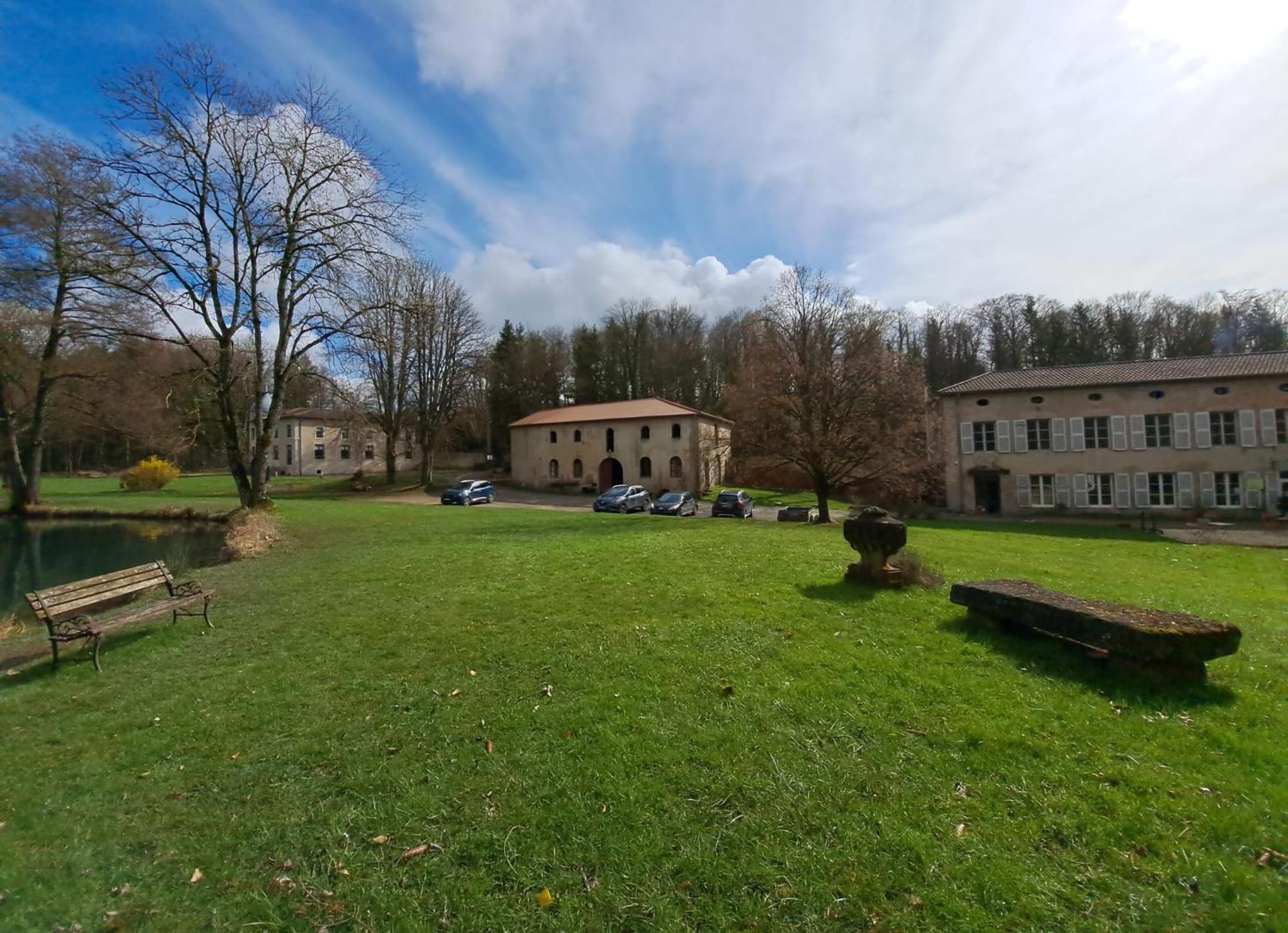 Lodge Hotel De Sommedieue Verdun Екстериор снимка
